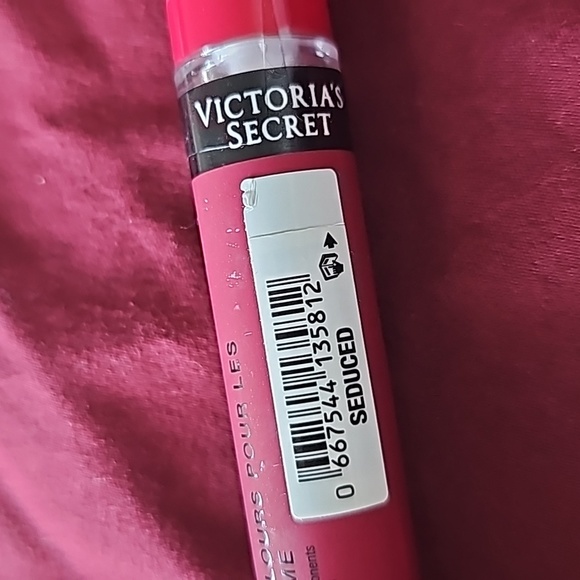 Victoria's Secret Velvet Matte Lip cream stain - Picture 2 of 3